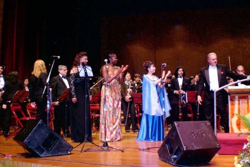 David Eaton with Seiko Lee, Mzuri and Gloria del Paraguay at the Three Sopranos for World Peace Concert in Paraguay (Nov. 2007)
