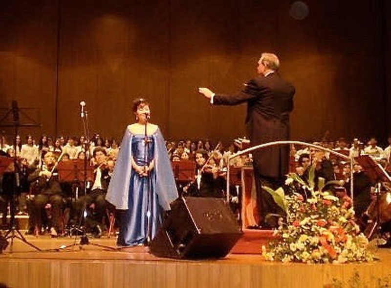David Eaton with Seiko Lee at the Three Sopranos for Peace Concert in Asuncion, Paraguay (2007).