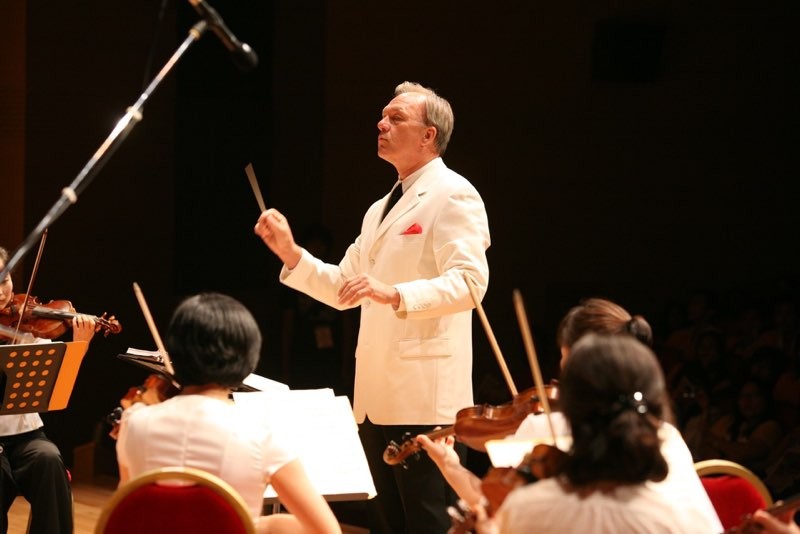 David Eaton conducting at the IPSF.