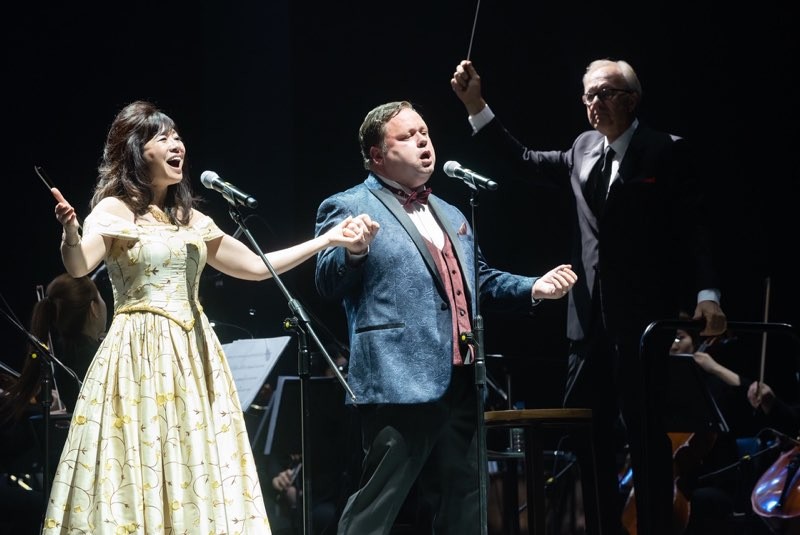 Soprano Seiko Lee and tenor Paul Potts sing “Time To Say Goodbye” for 20,000 people at the HJ Global Arts Center in South Korea. David Eaton, conducting. (August 17, 2019)