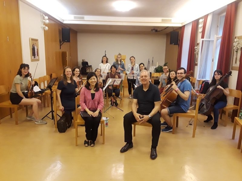 David Eaton with Seiko Lee and the Austrian Youth Chamber Ensemble in Vienna, 2018.