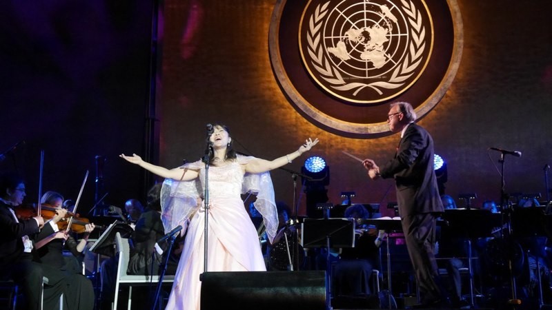 Seiko Lee sings at the U.N. Gala