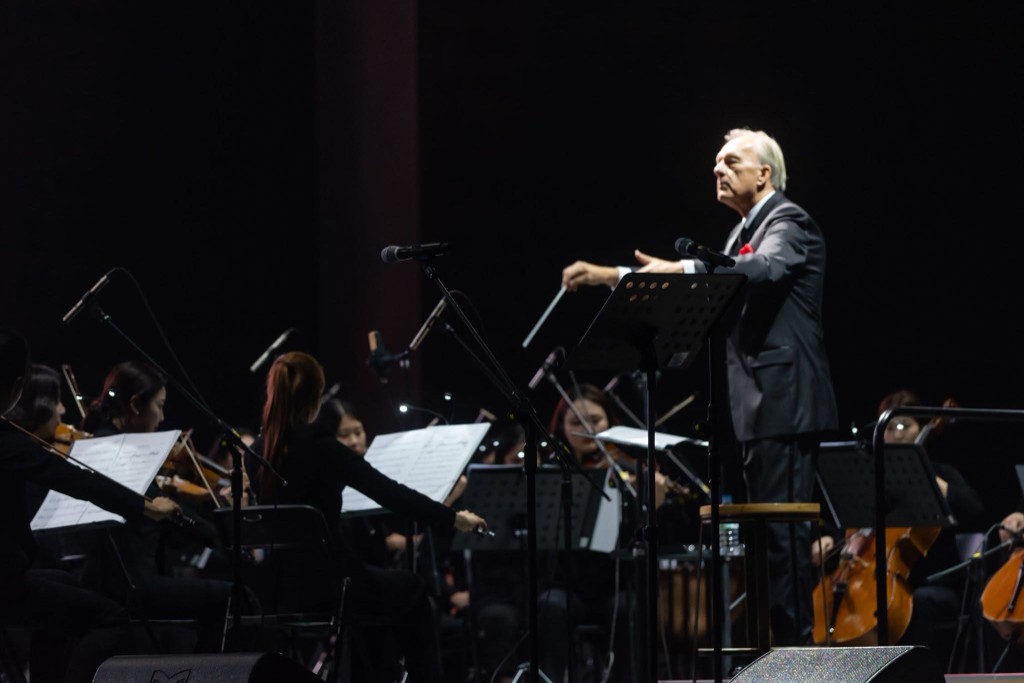 David Eaton conducting in Korea